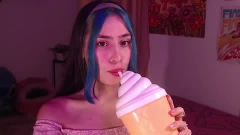 Snapshot of honeyypeaach chatting on December 4, 11:19 pm    online show from December 4, 11:19 pm