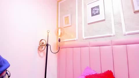 holly online show from December 4, 8:30 pm