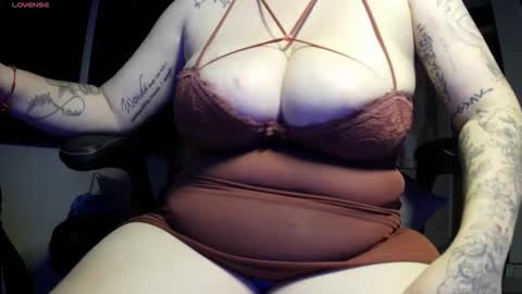 Snapshot of horny_amature_couple chatting on October 23, 7:15 pm Misty online show from October 23, 7:15 pm
