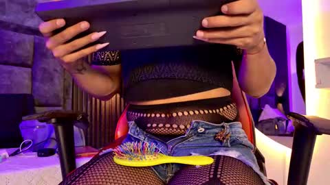 hotty_redd online show from December 22, 7:42 pm