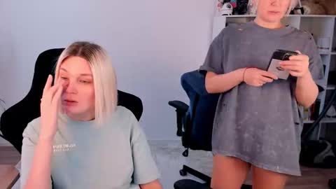 Nessie and Jessie online show from January 9, 11:49 am