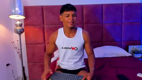 Snapshot of hugo_cano chatting on September 23, 10:27 pm Hugo Cano online show from September 23, 10:27 pm