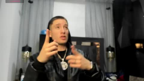 hunterheat_ online show from May 4, 11:50 am