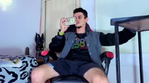 kelvis online show from April 3, 8:21 am