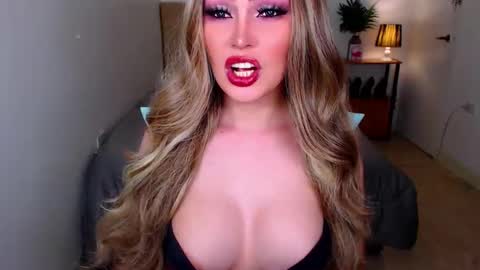 QUEEN SUSSIE BROWN online show from January 14, 8:44 am