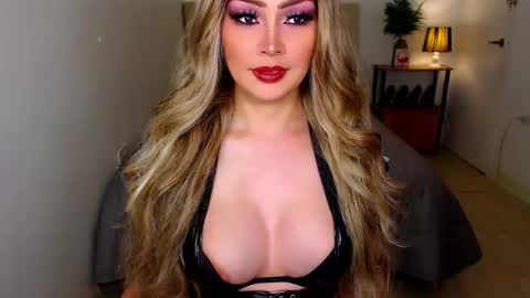 QUEEN SUSSIE BROWN online show from January 17, 6:45 am