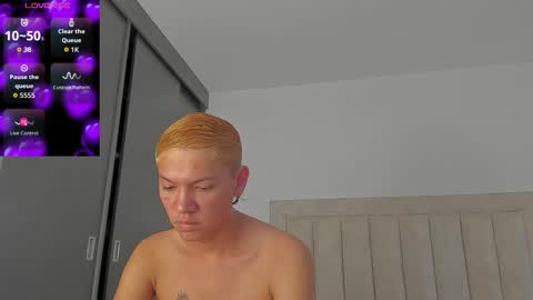 Snapshot of iamjulian_ chatting on October 22, 12:18 pm Juliiiiian online show from October 22, 12:18 pm