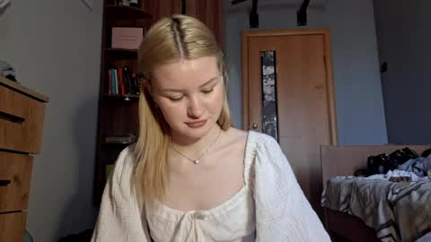 ShyLuna online show from April 3, 6:20 am