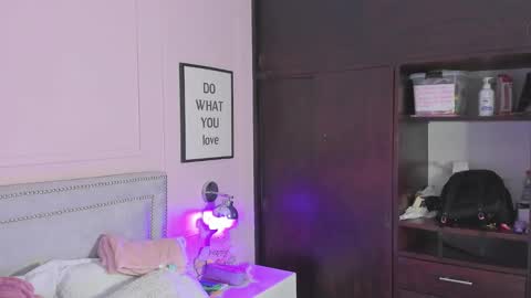 Snapshot of iliy_ chatting on February 14, 11:53 am ILY   online show from February 14, 11:53 am