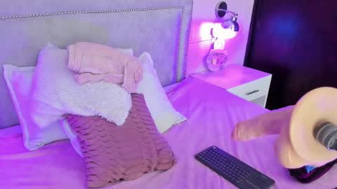 Snapshot of iliy_ chatting on February 16, 1:25 am ILY   online show from February 16, 1:25 am