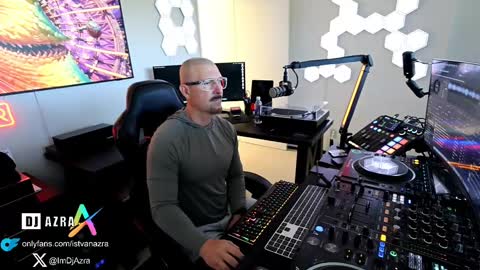 Snapshot of imdjazra chatting on February 17, 4:39 pm DJ Azra online show from February 17, 4:39 pm
