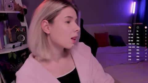 Mia online show from February 22, 11:13 am