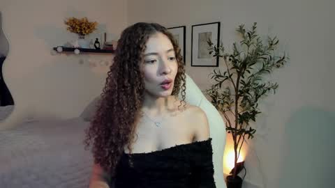 isa_____ online show from April 5, 8:50 pm