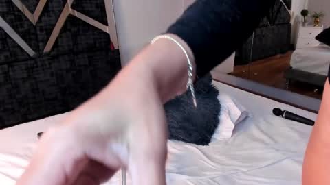 oIssaJonneso online show from October 4, 1:53 pm