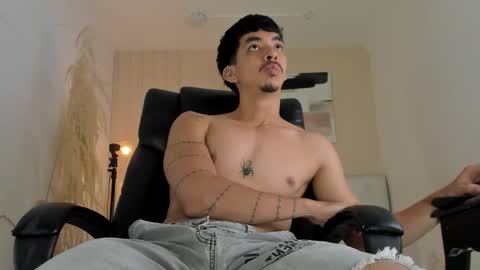 isaac_cryston online show from January 10, 11:43 pm