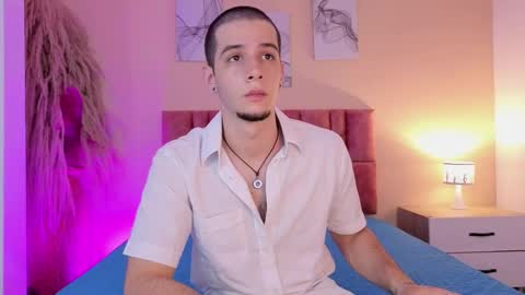 isaacblaze  online show from May 12, 4:21 am