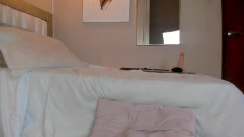 isabela__x online show from May 15, 4:25 pm