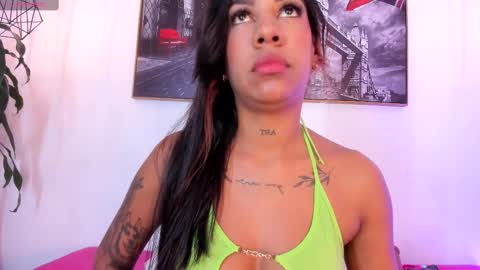 Snapshot of isabella_lopez_ chatting on February 25, 11:10 am Isabel Lopez online show from February 25, 11:10 am