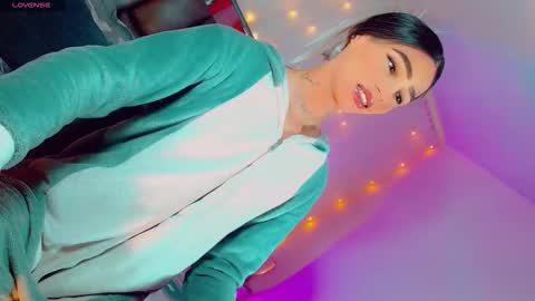 isabellagirs online show from January 19, 2:54 am