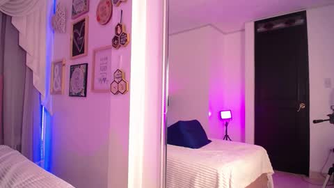 Isabelle Daza online show from March 4, 12:35 pm