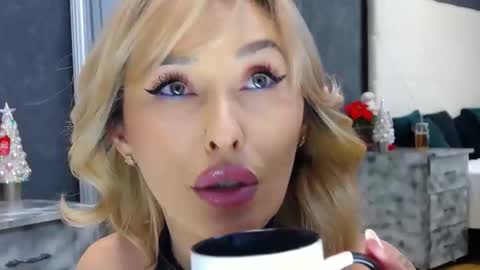 IssaSmyth online show from December 3, 3:56 pm