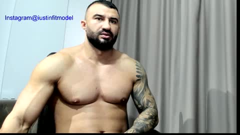 iustinmucle95 online show from December 1, 10:24 am