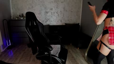 Ivy bellee online show from February 4, 5:21 am