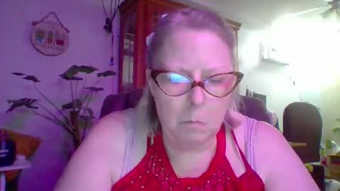 ivyjane3522 online show from April 17, 1:19 am