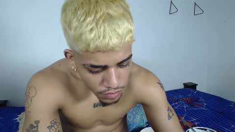 Snapshot of izaak_taylor7 chatting on October 5, 2:20 am izaack online show from October 5, 2:20 am