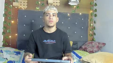 Snapshot of izaak_taylor7 chatting on January 6, 3:53 am izaack online show from January 6, 3:53 am