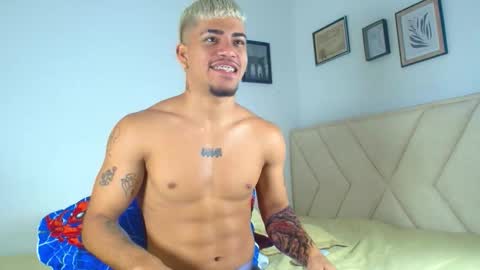 Snapshot of izaak_taylor7 chatting on October 17, 10:08 am izaack online show from October 17, 10:08 am
