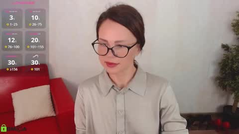 Queen of nylon  Victoria online show from September 10, 5:30 am