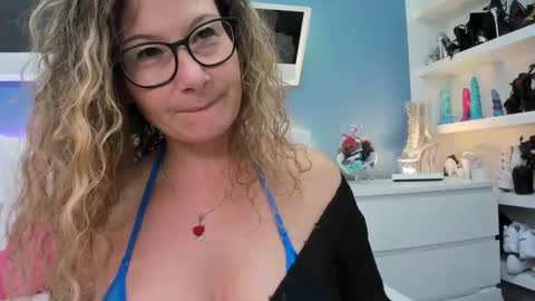 Izzy Mendosa online show from November 9, 2:20 pm