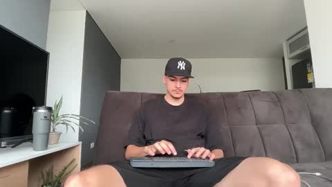 INDEPENDENT MODEL online show from November 22, 3:54 pm