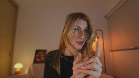 Linda Sofia help me get to 100 thumbs up online show from October 14, 5:21 am