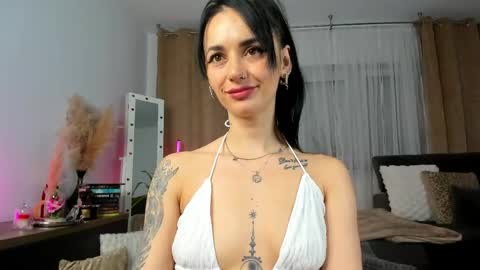 Jacqueline online show from June 5, 2:29 am