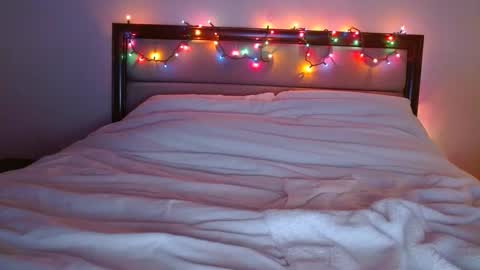 Snapshot of jamesb7219 chatting on December 22, 9:33 am jamesb7219 online show from December 22, 9:33 am