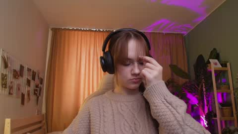 jamie_chung online show from April 9, 4:49 am