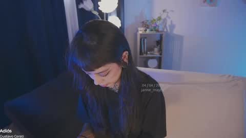   jmaybe e online show from April 4, 9:33 pm