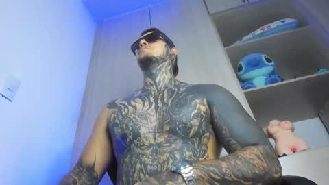 Michael independient model online show from February 24, 7:50 pm