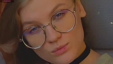  JessieVibes online show from December 4, 1:11 pm