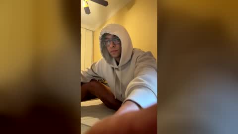 jgualtero22 online show from June 30, 1:38 am
