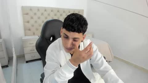 jhoanleandro online show from October 19, 5:12 am