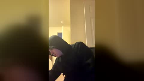 jlcuddles online show from December 17, 11:00 pm