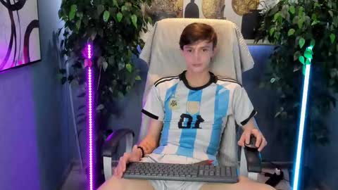 Snapshot of john_weasley chatting on October 18, 7:45 am John online show from October 18, 7:45 am