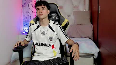 Snapshot of johnny_cagee chatting on October 17, 9:13 am johnny_cagee online show from October 17, 9:13 am