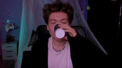 joseph_bear_ online show from April 22, 8:54 am