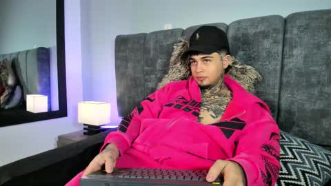 juan_alvarez18 online show from January 10, 10:59 pm