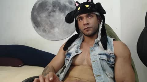 Snapshot of juanes_aristi chatting on October 13, 11:29 pm Juanes online show from October 13, 11:29 pm