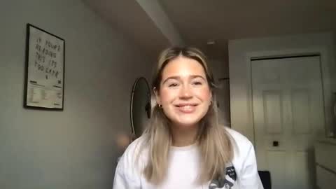 julessummers online show from December 16, 7:42 pm